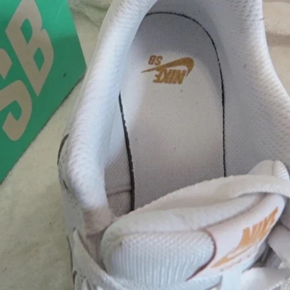 LIKE NEW Nike SB Gato Style Code: AT4607-100 White/Gold Size 8 - Picture 7 of 8
